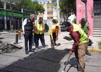 Pepe Chedraui supervisa bacheo en la 17 Sur