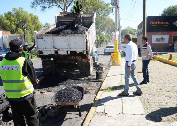 Pepe Chedraui supervisa bacheo en Belisario Domínguez