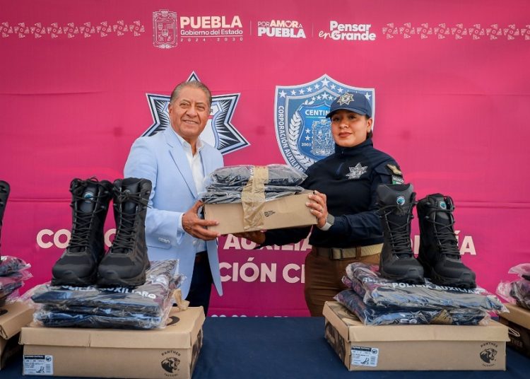 Policía Auxiliar completa entrega de uniformes a su personal