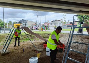 Rehabilitan juegos y bancas en parques de Puebla