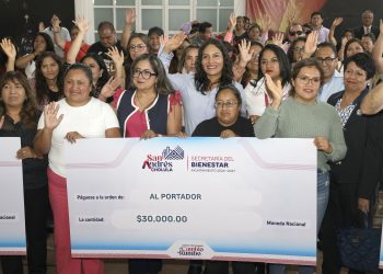 Lupita Cuautle entrega apoyos económicos a planteles educativos del municipio