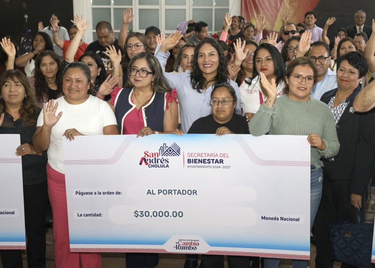 Lupita Cuautle entrega apoyos económicos a planteles educativos del municipio