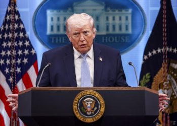 Trump asegura que está en ‘negociaciones intensas’ con Irán a 4 horas del plazo