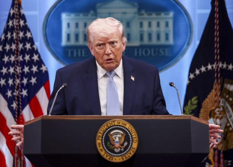 Trump asegura que está en ‘negociaciones intensas’ con Irán a 4 horas del plazo