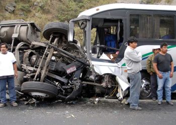 Suman 11 muertos y 31 heridos tras volcadura de autobús