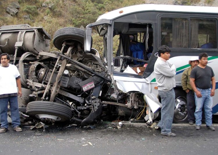 Suman 11 muertos y 31 heridos tras volcadura de autobús