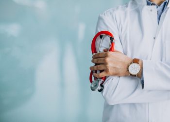 Buscan cárcel por usurpación de profesión médica
