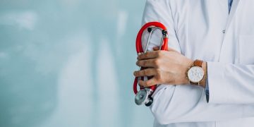 Buscan cárcel por usurpación de profesión médica