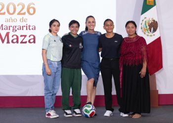 Sheinbaum presenta a jóvenes representantes del Mundial