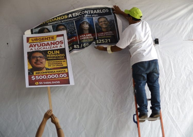 Familias de desaparecidos pegan fichas en Estadio inaugural del Mundial
