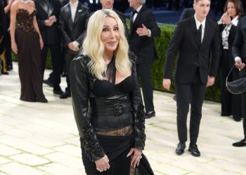 Cher cumple 80 años desafiando el tiempo como gran diva de la cultura pop