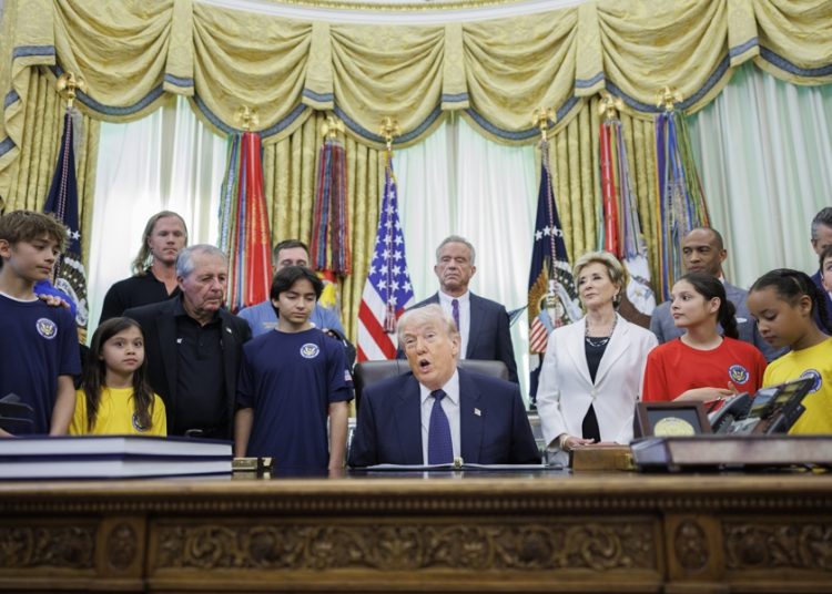 Trump suspende el operativo para escoltar buques en Ormuz