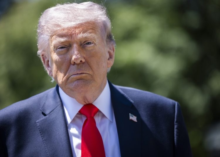 Trump acusa a la UE de violar el pacto comercial y elevará al 25% el arancel a los carros