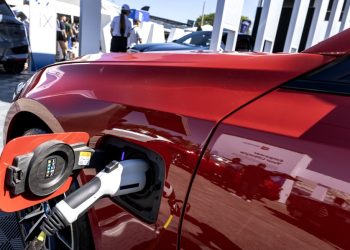 Gasolina cara impulsa interés por autos eléctricos en EE.UU.