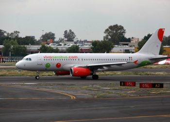 Agentes revisan avión en CDMX por amenaza de bomba