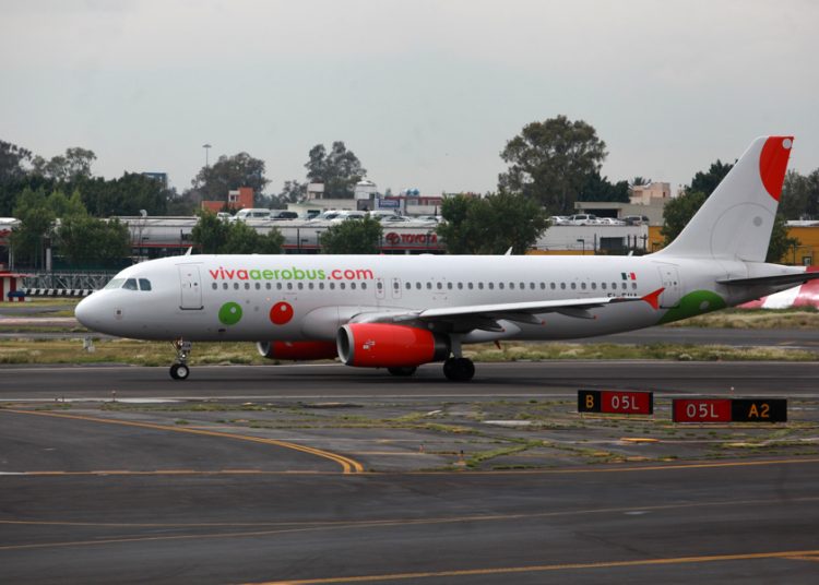 Agentes revisan avión en CDMX por amenaza de bomba
