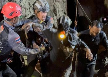 Rescatan a cinco mineros atrapados en una cueva de Laos