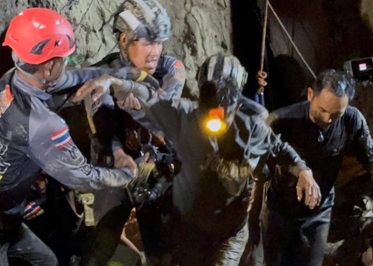 Rescatan a cinco mineros atrapados en una cueva de Laos