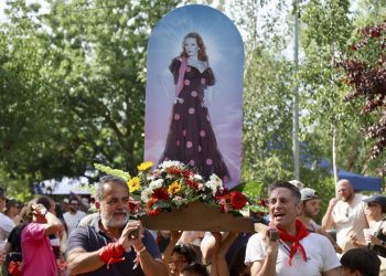 Rocío Jurado protagoniza una romería pop que la hace «santa»