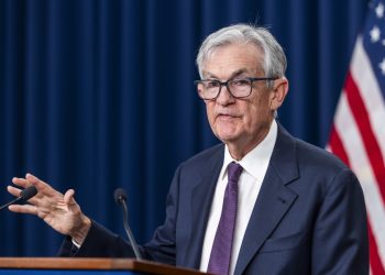 Powell deja la Fed tras años de crisis y choques con Trump