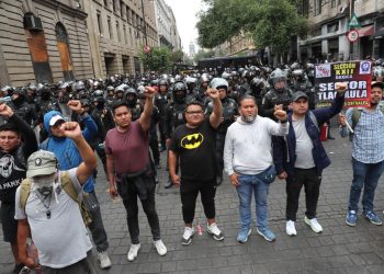 Blindan el Zócalo de la CDMX ante protestas de maestros a semanas del Mundial