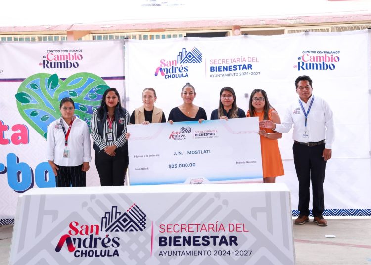 Fortalece Lupita Cuautle la educación con entrega de apoyos en San Rafael Comac