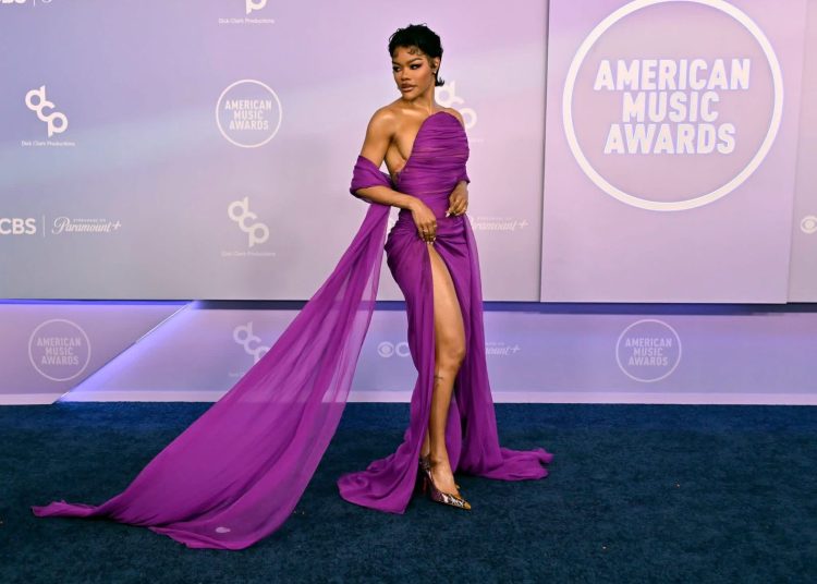 Los mejores vestidos y tendencias de la alfombra roja en los AMAS