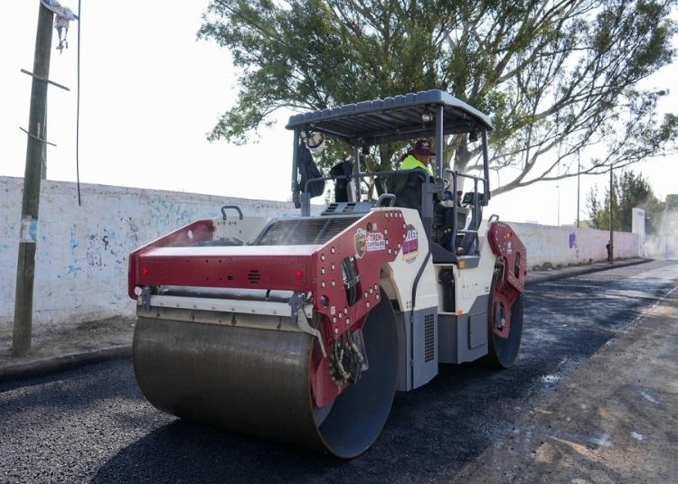 Pepe Chedraui supervisa pavimentación en Vicente Guerrero