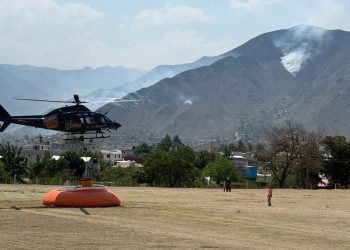 Por Aire y por tierra, Gobierno combate incendio forestal en Zautla