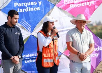 Lupita Cuautle lleva mantenimiento integral a vialidades de Cacalotepec