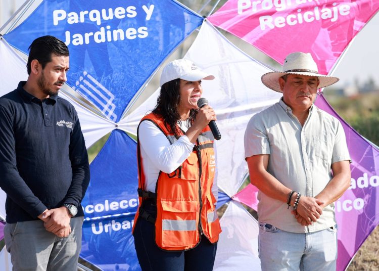 Lupita Cuautle lleva mantenimiento integral a vialidades de Cacalotepec