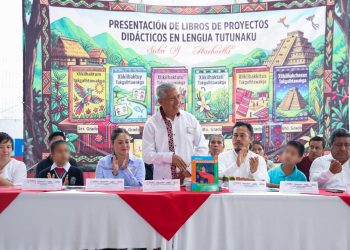 Fortalece SEP Puebla educación indígena con libros en totonaco