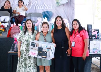 Lupita Cuautle reconoce a madres sanandreseñas con entrega de obsequios