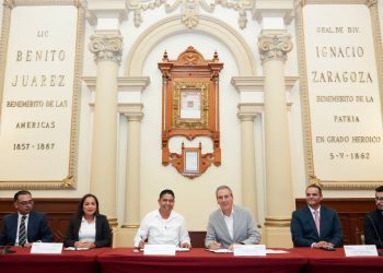 Firma Pepe Chedraui hermanamiento entre Puebla capital y Huatulco