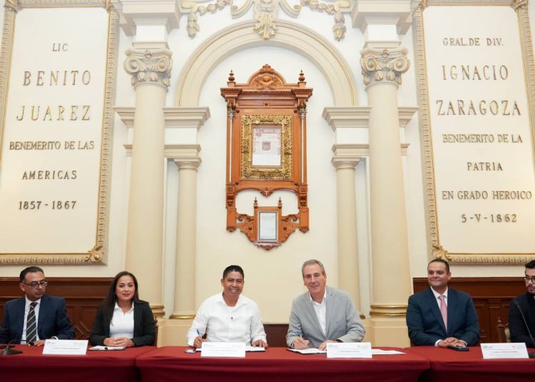 Firma Pepe Chedraui hermanamiento entre Puebla capital y Huatulco