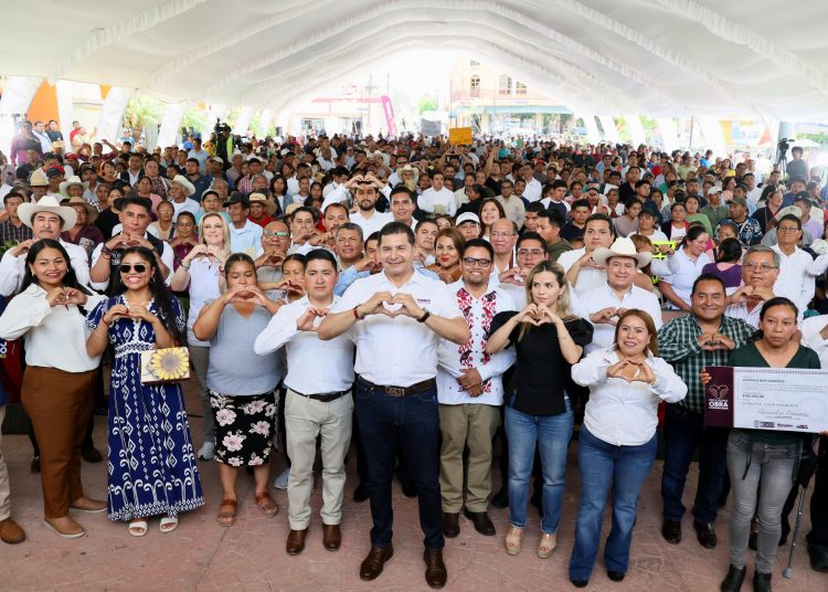Armenta entrega implementos agrícolas en la Mixteca