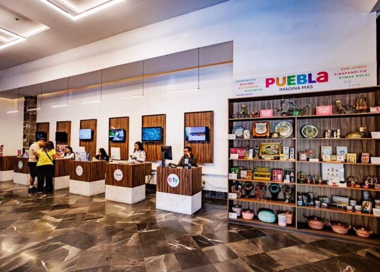 Pepe Chedraui impulsa venta de artesanías y productos poblanos