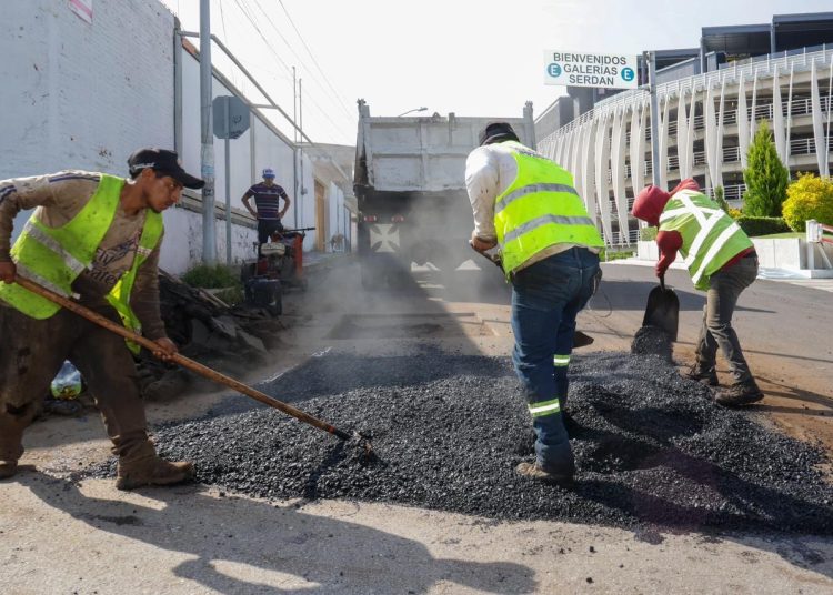 Verifica Pepe Chedraui trabajos de bacheo para mejorar la movilidad en la capital