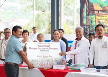 Fortalece SEP Puebla educación indígena con libros en totonaco