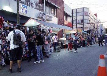 Ambulantes se instalan en la Calle de los Dulces; Vía Pública realiza operativo para retirarlos