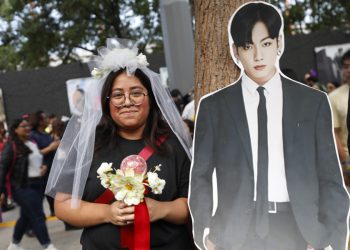 Aficionados de BTS acuden a concierto en Ciudad de México
