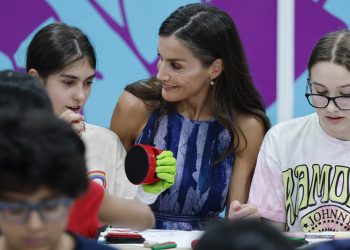 Reina Letizia inaugura la Feria del Libro y aconseja a niños leer