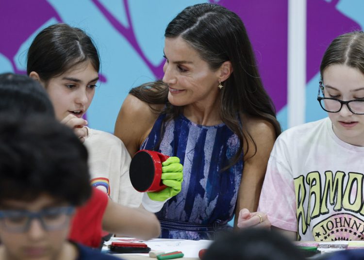 Reina Letizia inaugura la Feria del Libro y aconseja a niños leer