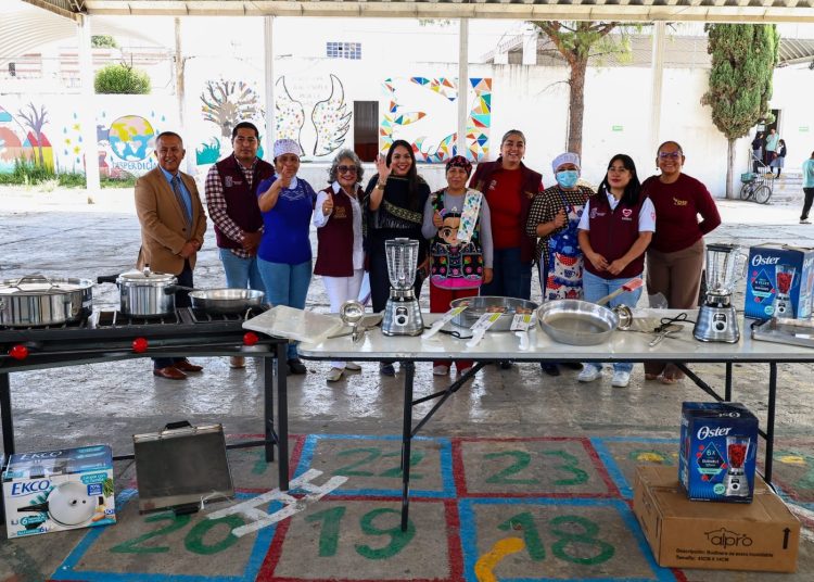 Tonantzin Fernández entrega equipamiento a escuelas de San Pedro Cholula
