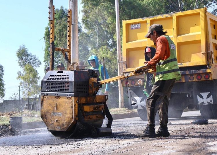 Pepe Chedraui supervisa trabajos de bacheo en San Jerónimo Caleras