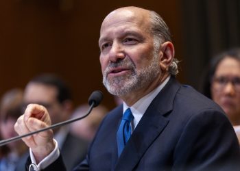 Secretario de Comercio de Trump declara por vínculos con Epstein
