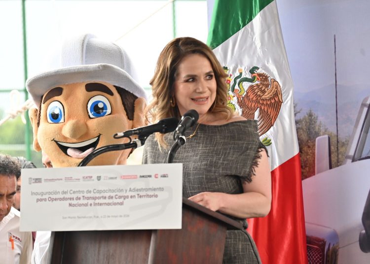 Capacitación a operadores de transporte, profesionaliza al sector: Beatriz Camacho