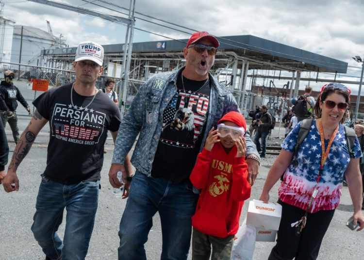 Manifestantes pro y anti ICE se encaran ante centro de inmigrantes