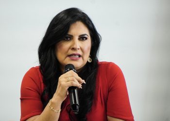 Piden a Delfina Pozos dejar “doble discurso”