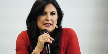 Piden a Delfina Pozos dejar “doble discurso”